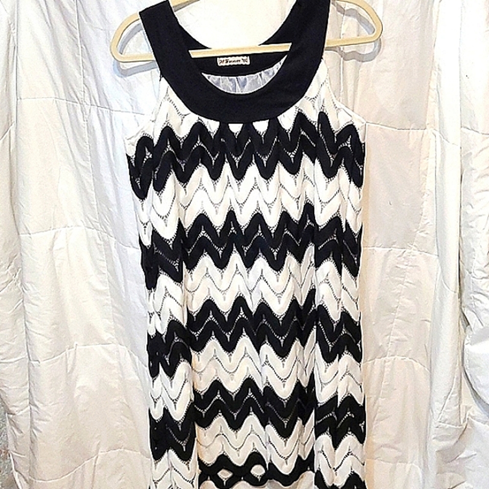 FOREVER 21  BLACK AND WHITE STRIPED MINI SIZE MEDIUM 👗